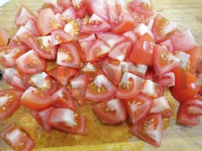 Pomidorų salotos su raudonuoju svogūnu Žingsnis 3