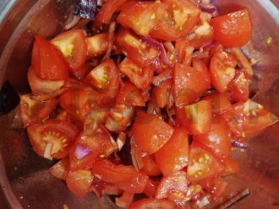 Pomidorų salotos su raudonuoju svogūnu Žingsnis 5
