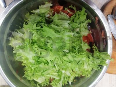 Pomidorų salotos su raudonuoju svogūnu Žingsnis 6