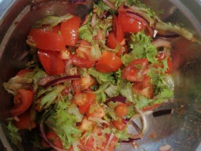 Pomidorų salotos su raudonuoju svogūnu Žingsnis 7