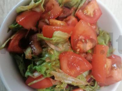 Pomidorų salotos su raudonuoju svogūnu pagrindine nuotrauka