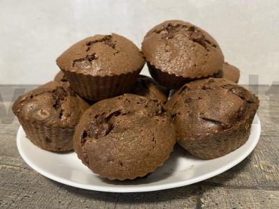 Šokoladiniai keksiukai su pieniniu šokoladu pagrindine nuotrauka