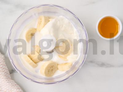 Pieninis kokteilis su ledais ir bananais Žingsnis 3