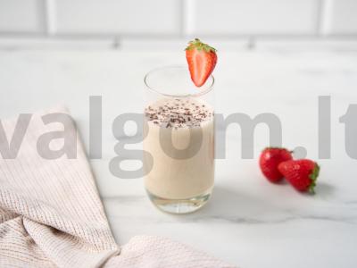 Pieninis kokteilis su ledais ir bananais pagrindine nuotrauka