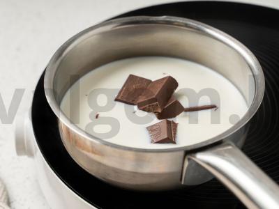 Pieno kokteilis su šokoladiniu ledais Žingsnis 1