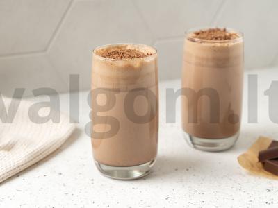 Pieno kokteilis su šokoladiniu ledais pagrindine nuotrauka