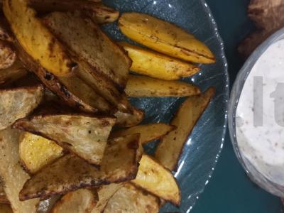 Kaimiški bulvės su česnako prieskoniu pagrindine nuotrauka