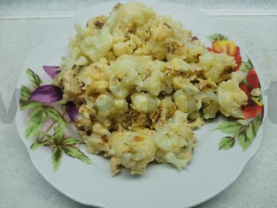 Žiedinė kopūstai kiaušiniuose ir sūryje pagrindine nuotrauka