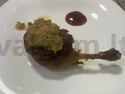 Anties šlaunelės su obuoliais ir adžika pagrindine nuotrauka