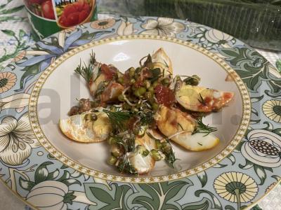 Kiaušinių pusryčiai su daigintomis pupelėmis ir pomidorais pagrindine nuotrauka