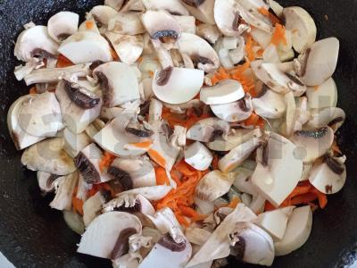 Kalakutienos filė su daržovėmis, grybais ir kuskuso garnyru Žingsnis 2