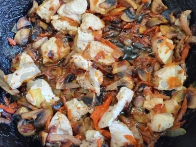 Kalakutienos filė su daržovėmis, grybais ir kuskuso garnyru Žingsnis 7