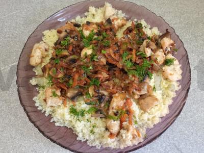 Kalakutienos filė su daržovėmis, grybais ir kuskuso garnyru pagrindine nuotrauka