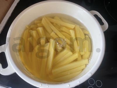 Kalakutienos stripsai su bulvytėmis fri oro grilyje Žingsnis 4