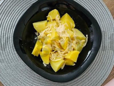 Skani vakarienė su bulvėmis, sūriu ir dešrelėmis Žingsnis 2