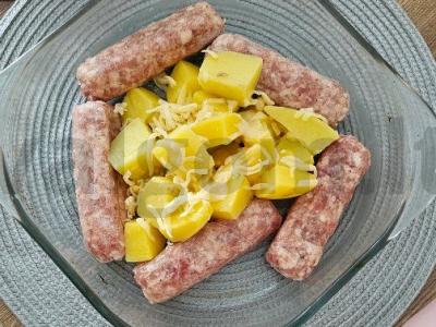 Skani vakarienė su bulvėmis, sūriu ir dešrelėmis Žingsnis 3