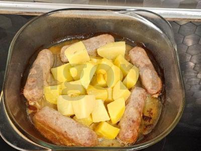 Skani vakarienė su bulvėmis, sūriu ir dešrelėmis Žingsnis 4