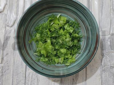 Ryškus salotas su žirniais, kiaušiniu, ridikėliais ir paprikomis Žingsnis 1