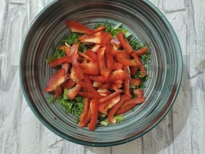 Ryškus salotas su žirniais, kiaušiniu, ridikėliais ir paprikomis Žingsnis 2