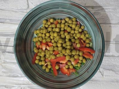 Ryškus salotas su žirniais, kiaušiniu, ridikėliais ir paprikomis Žingsnis 3