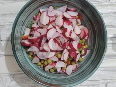 Ryškus salotas su žirniais, kiaušiniu, ridikėliais ir paprikomis Žingsnis 4