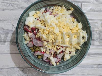 Ryškus salotas su žirniais, kiaušiniu, ridikėliais ir paprikomis Žingsnis 5