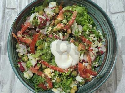 Ryškus salotas su žirniais, kiaušiniu, ridikėliais ir paprikomis pagrindine nuotrauka