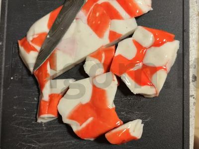 Salotos su krabų mėsa, kiaušiniu ir agurku Žingsnis 1