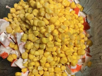 Salotos su krabų mėsa, kiaušiniu ir agurku Žingsnis 2