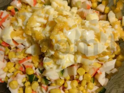 Salotos su krabų mėsa, kiaušiniu ir agurku Žingsnis 5