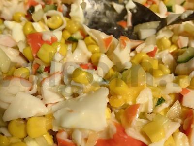 Salotos su krabų mėsa, kiaušiniu ir agurku Žingsnis 6