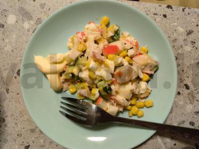 Salotos su krabų mėsa, kiaušiniu ir agurku pagrindine nuotrauka