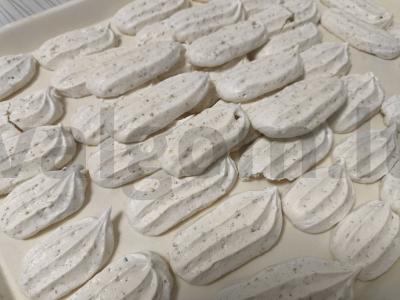 Beze su graikiniais riešutais ir vanilinu pagrindine nuotrauka