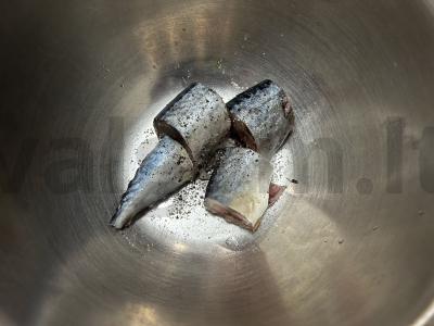 Kepta skumbrė su svogūnais garstyčių-majonezo marinate Žingsnis 4