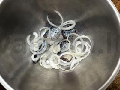 Kepta skumbrė su svogūnais garstyčių-majonezo marinate Žingsnis 5
