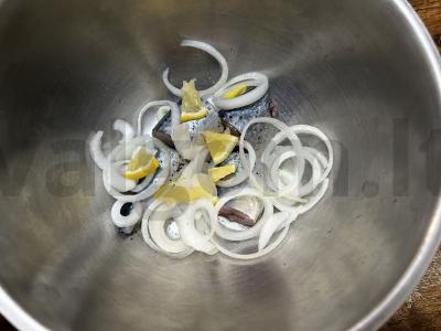 Kepta skumbrė su svogūnais garstyčių-majonezo marinate Žingsnis 6