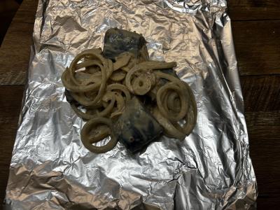 Kepta skumbrė su svogūnais garstyčių-majonezo marinate Žingsnis 10