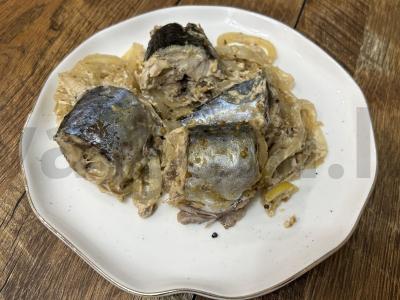 Kepta skumbrė su svogūnais garstyčių-majonezo marinate pagrindine nuotrauka