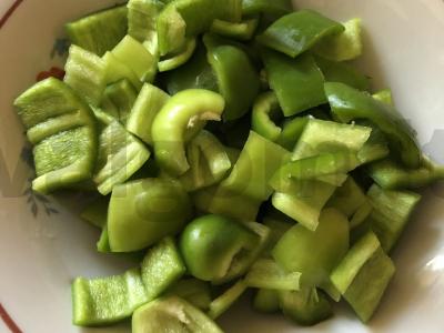 Lečo su žaliu pipiru ir raudonuoju svogūnu Žingsnis 1