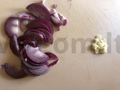 Lečo su žaliu pipiru ir raudonuoju svogūnu Žingsnis 2