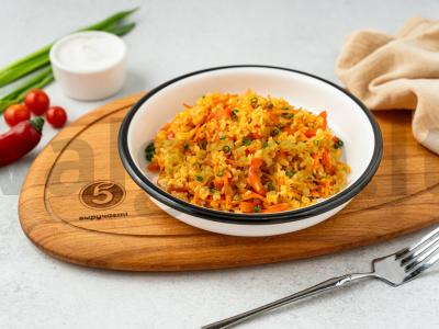 Bulguras kaip garnyras lėtoje viryklėje pagrindine nuotrauka