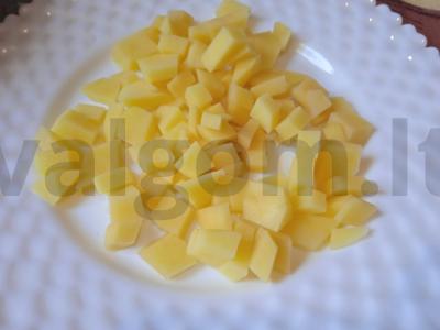 Sriuba „Gruzdyanka“ su sūdytais grybais Žingsnis 1