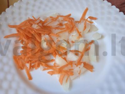 Sriuba „Gruzdyanka“ su sūdytais grybais Žingsnis 2