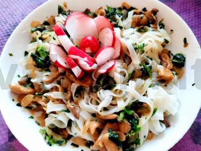 Ryžių makaronai su pievagrybiais ir špinatais pagrindine nuotrauka