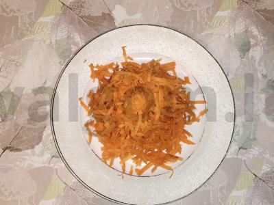 Salotas „Radin-morkin“ su karamelizuotais svogūnais Žingsnis 2