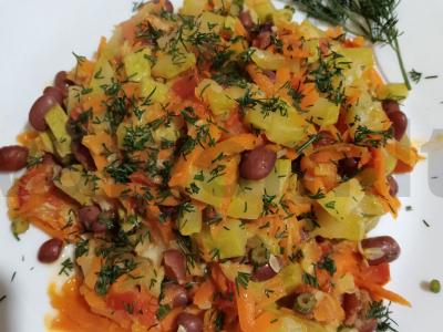 Troškinti cukinijos su pupelėmis pagrindine nuotrauka