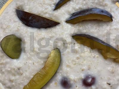 Avižinė košė su vaisiais pagrindine nuotrauka