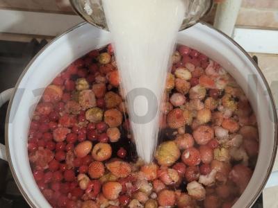 Kvapnus kompotas iš braškių, juodųjų serbentų ir raudonųjų serbentų Žingsnis 2