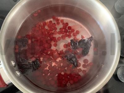 Karkadė arbata su medumi ir raudonaisiais serbentais Žingsnis 1