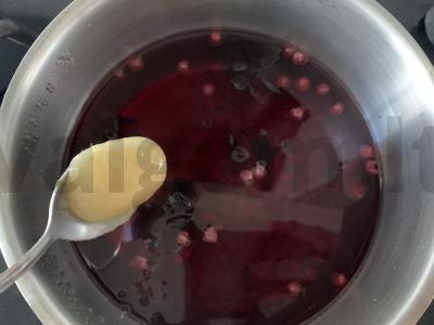 Karkadė arbata su medumi ir raudonaisiais serbentais Žingsnis 2